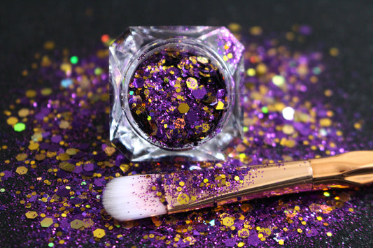 Lakers – Premium Royal Purple and Gold Glitter
Show your team pride with this bold blend of royal purple and golden holographic sparkle from our Super Chunky Glitter Collection. Perfect for Lakers fans who want to shine courtside or at any game day event! Lakers is ideal for all your creative looks, nail art, hair, and glitter slime.