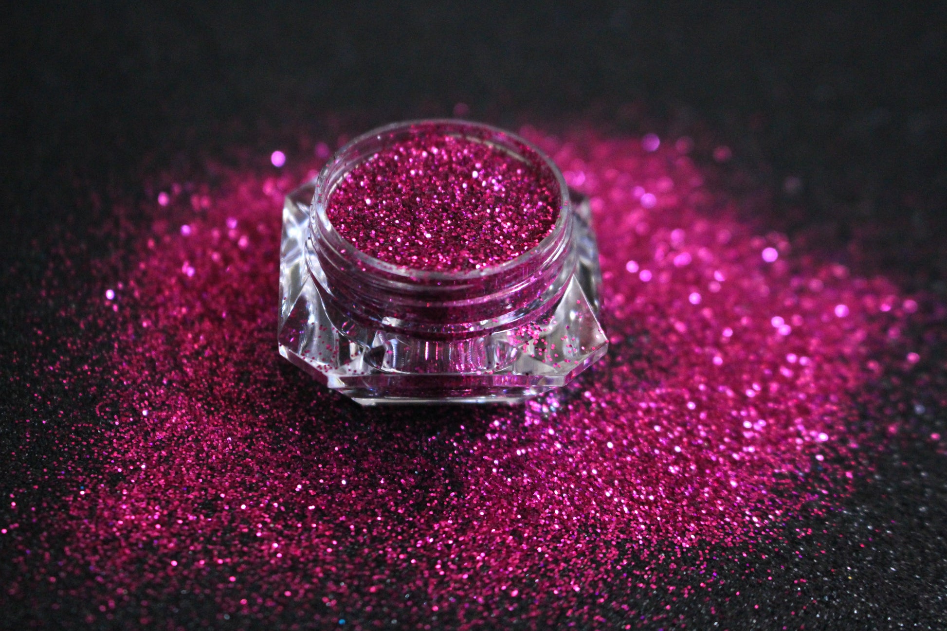 Mad Magenta – Premium Metallic Magenta Glitter
Part of our Simple Glitter Collection, this vivid magenta glitter brings bold metallic shine with show-stopping sparkle. Mad Magenta can be used for all your creative looks, nail art, hair, and glitter slime.
Available in 5g and 10g jars.
Note: 10g jars are round and not diamond shaped.