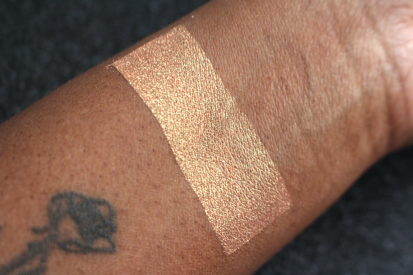 Nefertiti Glamlighter – Light Golden with Warm Orange Hues
Part of our Glamour Goodies Collection, the Nefertiti Glamlighter channels the glow of a goddess with its light golden shade kissed with warm orange tones. Perfect as a highlighter or eyeshadow, Nefertiti is made for bold glow lovers, and trust us, a little goes a long way!

Our handmade pressed glamlighter is richly pigmented and silky smooth, gliding effortlessly onto your skin for a luminous, eye-catching glow. The buttery formula builds and blen