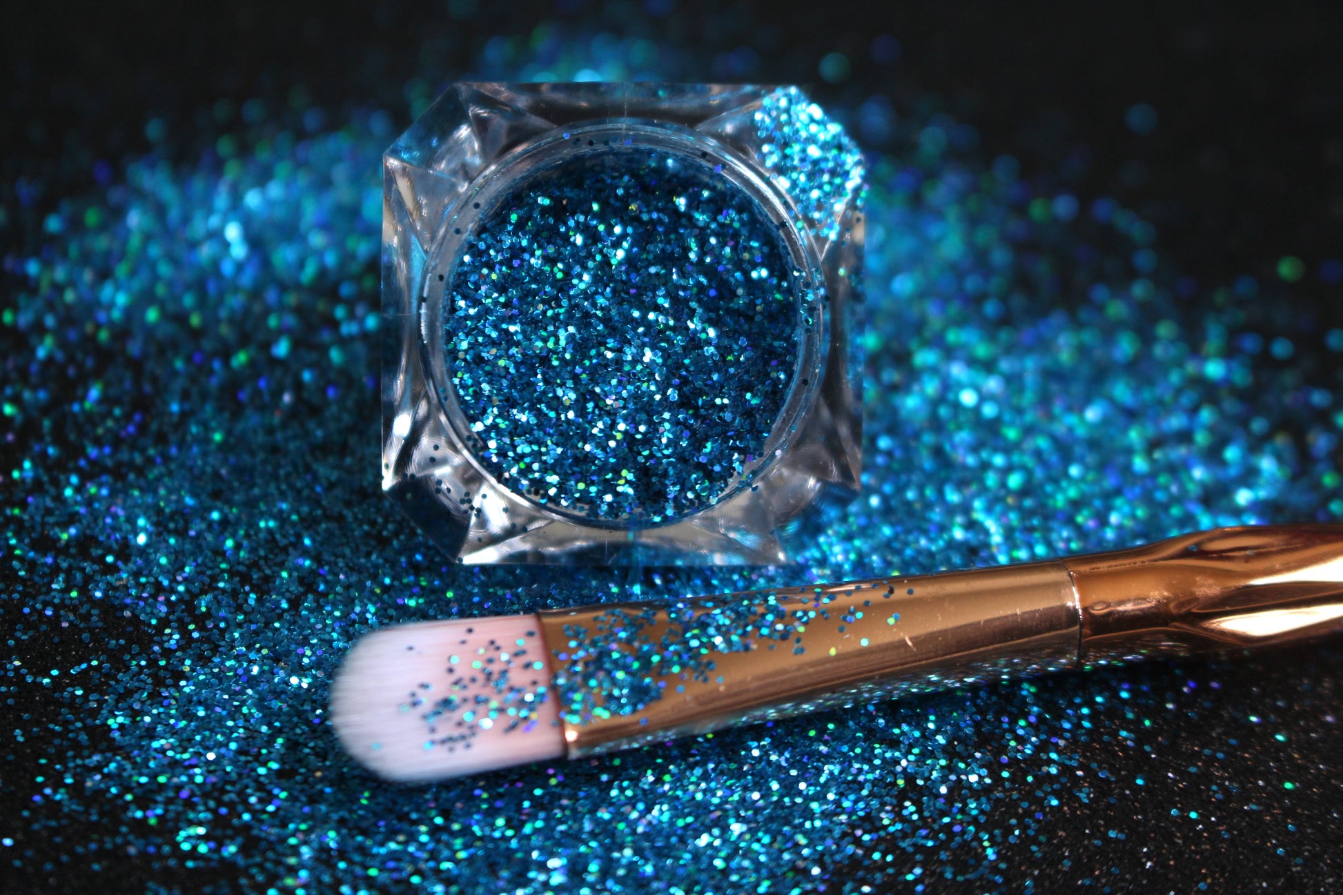 This glitter is called Poolside and is part of the simple glitter collection. It consists of caribbean sea blue glitter with a holographic sparkle.  Poolside can be used for your face, body, hair and nails. Comes in 5g jars only.