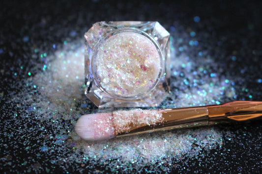 Snowflake – Premium Iridescent White Glitter Mix
A premium glitter from our Super Chunky Glitter Collection, Snowflake features iridescent white glitter that adds a magical shimmer. Perfect for all your creative looks, nail art, hair, and glitter slime.