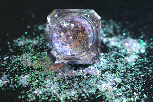 Sweet Lilac – Premium Iridescent Lilac Cellophane Glitter Flakes
Part of our Cellophane Glitter Flakes Collection, these iridescent lilac glitter shards shimmer with green reflects. Sweet Lilac is perfect for nail art and glitter slime.
Available in 5g jars only.