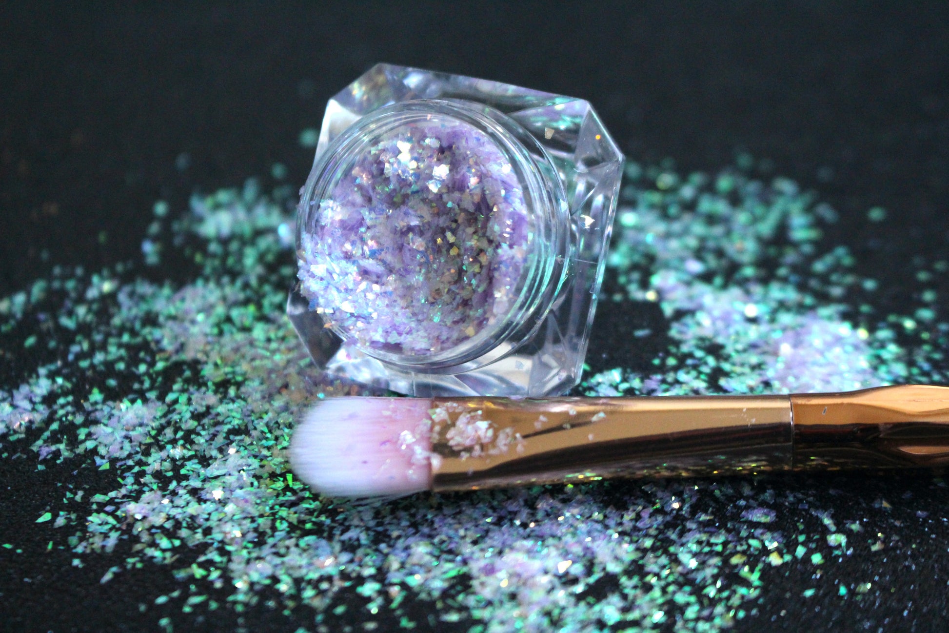 Sweet Lilac – Premium Iridescent Lilac Cellophane Glitter Flakes
Part of our Cellophane Glitter Flakes Collection, these iridescent lilac glitter shards shimmer with green reflects. Sweet Lilac is perfect for nail art and glitter slime.
Available in 5g jars only.