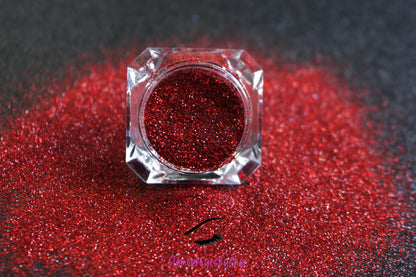 This premium glitter is part of the Simple Glitter Collection. It consists of holographic dark red glitter. Cherry Bliss can be used for your face, hair, body, nail art and glitter slime. Available in 5g jars only. 