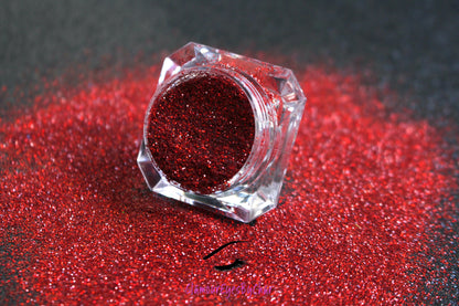 This premium glitter is part of the Simple Glitter Collection. It consists of holographic dark red glitter. Cherry Bliss can be used for your face, hair, body, nail art and glitter slime. Available in 5g jars only. 