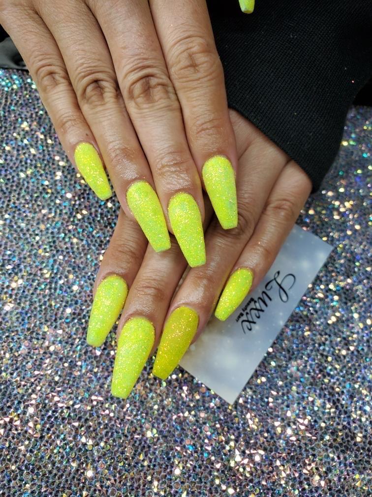 Caution – Premium Iridescent Neon Yellow Glitter
Part of our Simple Glitter Collection, this vibrant iridescent neon yellow glitter reflects a lively mix of orange, gold, and green sparkles. Caution can be used for all your creative looks, nail art, hair, and glitter slime.
Available in 5g jars only.