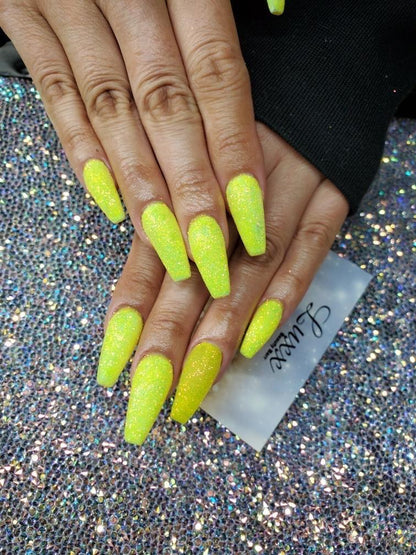 Caution – Premium Iridescent Neon Yellow Glitter
Part of our Simple Glitter Collection, this vibrant iridescent neon yellow glitter reflects a lively mix of orange, gold, and green sparkles. Caution can be used for all your creative looks, nail art, hair, and glitter slime.
Available in 5g jars only.