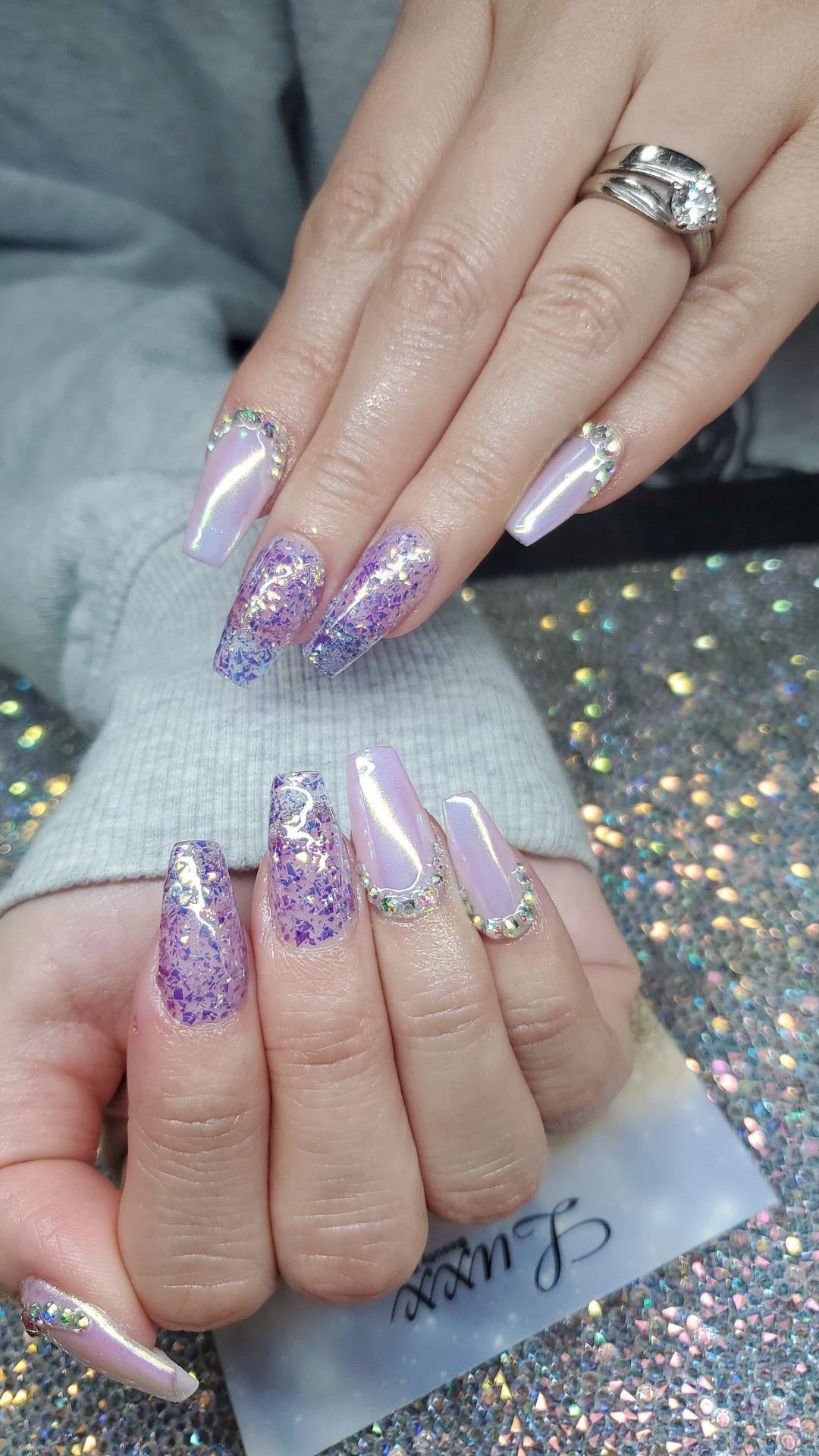 Grapetini – Premium Iridescent Purple Cellophane Glitter Flakes
Part of our Cellophane Glitter Flakes Collection, these iridescent purple glitter shards shimmer with green and golden reflects. Grapetini is&nbsp;perfect for nail art and glitter slime.
Available in 5g jars only.