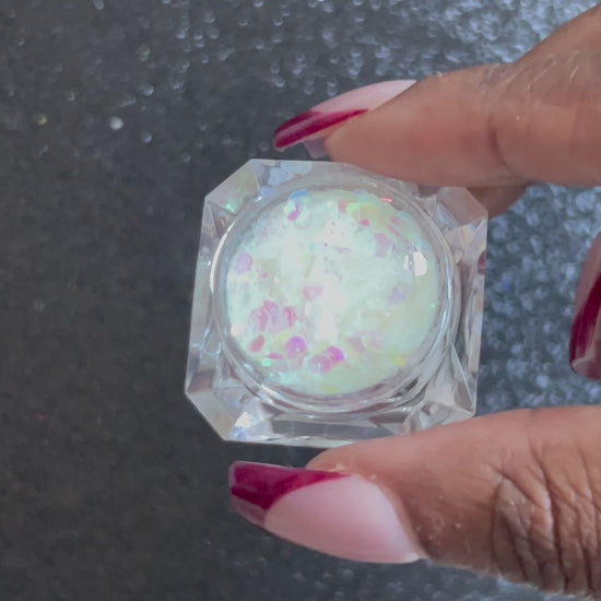 Snowflake – Premium Iridescent White Glitter Mix
A premium glitter from our Super Chunky Glitter Collection, Snowflake features iridescent white glitter that adds a magical shimmer. Perfect for all your creative looks, nail art, hair, and glitter slime.
Available in 5g jars only.