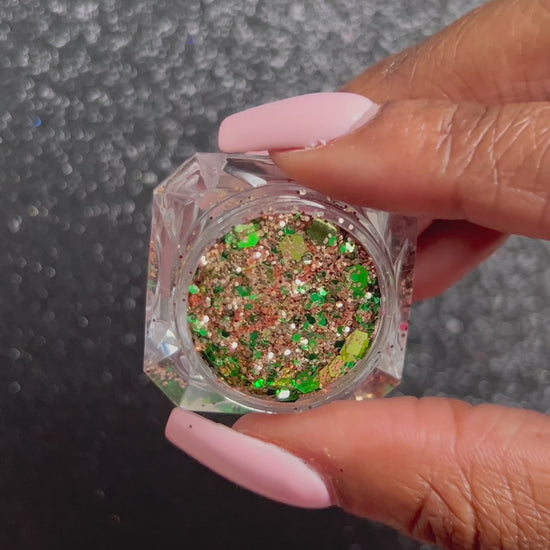 Halo – Premium Emerald Green and Gold Holiday Glitter Mix
This premium glitter is part of the Holiday Collection. It consists of emerald green and gold glitter. Halo can be used&nbsp;for all your creative looks, nail art, hair, and glitter slime.
Available in 5g jars only.