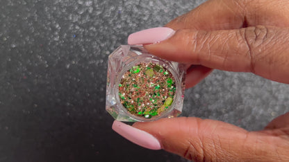 Halo – Premium Emerald Green and Gold Holiday Glitter Mix
This premium glitter is part of the Holiday Collection. It consists of emerald green and gold glitter. Halo can be used&nbsp;for all your creative looks, nail art, hair, and glitter slime.
Available in 5g jars only.