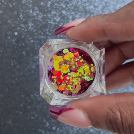 Mardi Gras – Premium Purple Glitter Mix with Green and Bronze Colour-Shifting Sparkle
A chameleon premium glitter from our Super Chunky Glitter Collection, featuring purple glitter with a unique green and bronze colour-shifting sparkle. Mardi Gras is perfect&nbsp;
for all your creative looks, nail art, hair, and glitter slime.
Available in 5g jars only.