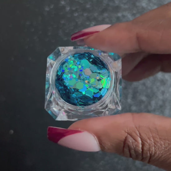 Aquadisiac – Premium Holographic Dark Aqua Glitter Mix
A premium glitter from our Super Chunky Glitter Collection, Aquadisiac features holographic dark aqua glitter. Perfect for all your creative looks, nail art, hair, and glitter slime.
Available in 5g jars only.
