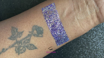 This premium glitter is part of the simple glitter collection. It consists of purple glitter with a golden dazzling sparkle. Spiked Amethyst can be used for your face, hair, body, nail art and glitter slime. Available in 5g jars only.