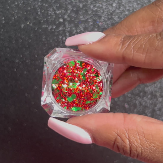 Holly Jolly – Premium Ruby Red and Emerald Green Glitter Mix
Part of our Holiday Collection, this festive blend of ruby red and emerald green glitter sparkles with merry holiday vibes. Holly Jolly can be used for all your creative looks, nail art, hair, and glitter slime.
Available in 5g jars only.