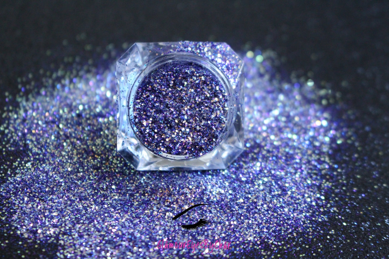 This premium glitter is part of the simple glitter collection. It consists of purple glitter with a golden dazzling sparkle. Spiked Amethyst can be used for your face, hair, body, nail art and glitter slime. Available in 5g jars only.\
