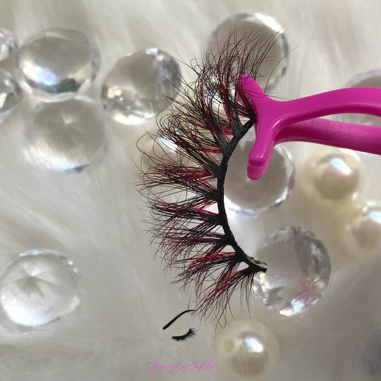 These 9D luxurious mink lashes are called Party Starter and are 17-20mm in length. They add a subtle pop of colour to your eyes and are comfortable to wear on the lids. The thin lashband, makes the application process a breeze. Party Starter are suitable for playful eye looks and can be worn up to 25 times if handled with care.