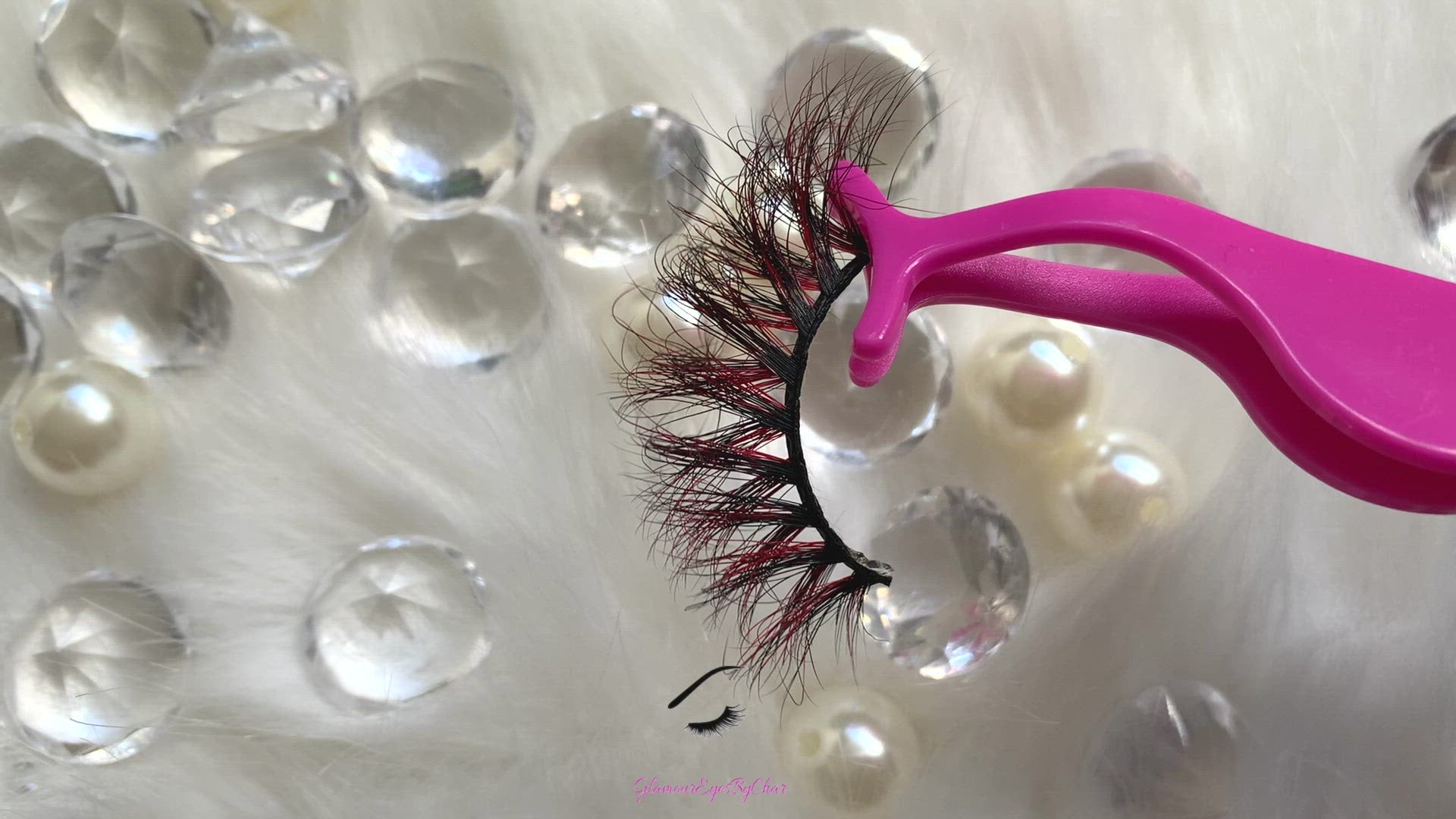 These 9D luxurious mink lashes are called Party Starter and are 17-20mm in length. They add a subtle pop of colour to your eyes and are comfortable to wear on the lids. The thin lashband, makes the application process a breeze. Party Starter are suitable for playful eye looks and can be worn up to 25 times if handled with care.