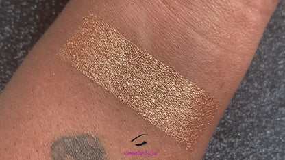 Egyptian Sand Glamlighter is a cool brown bronze shade which has been warmed up with golds and reds. It can be applied as a highlighter or an eyeshadow.