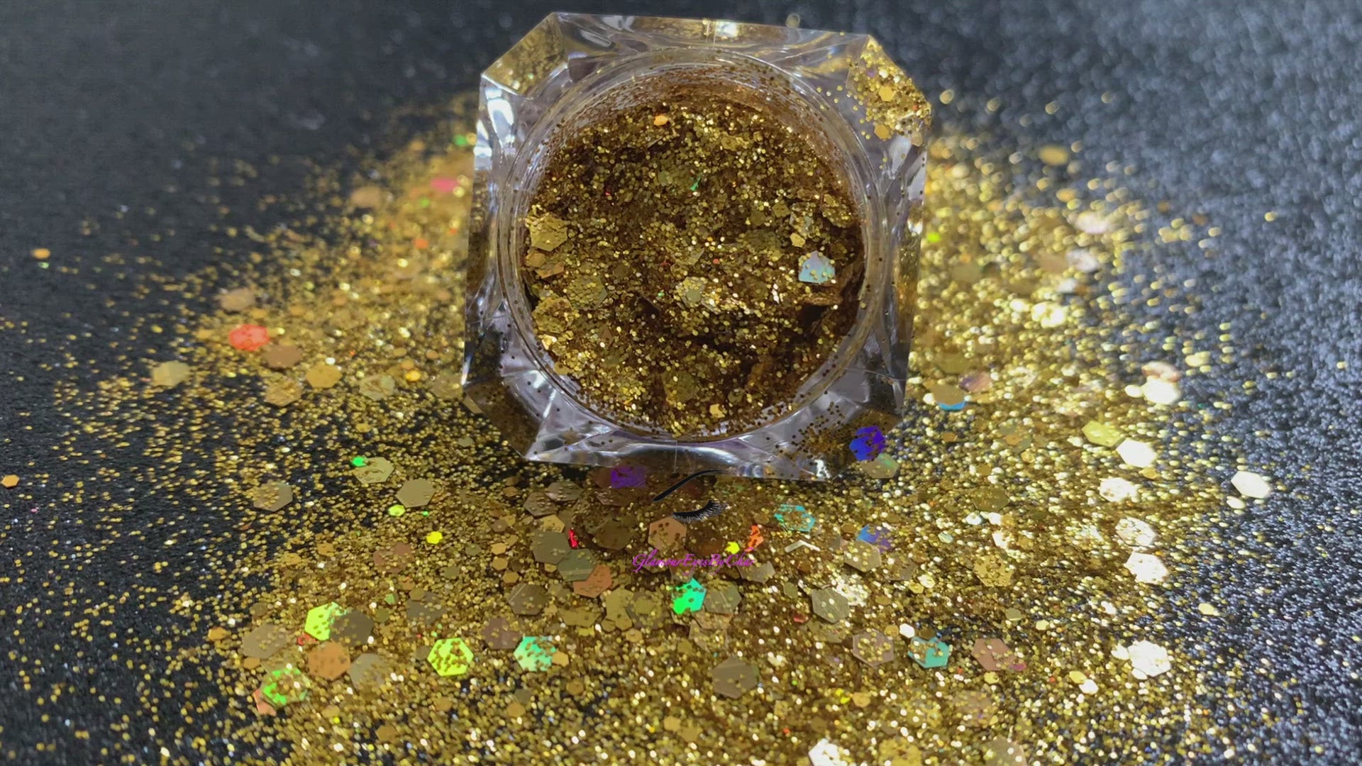 This glitter is called Gold Digger and is part of the super chunky glitter collection. It consists of true gold glitter with an extreme brilliance and a dazzling holographic sparkle. Gold Digger can be used for your face, body, hair and nails. Comes in 5g and 10g jars.