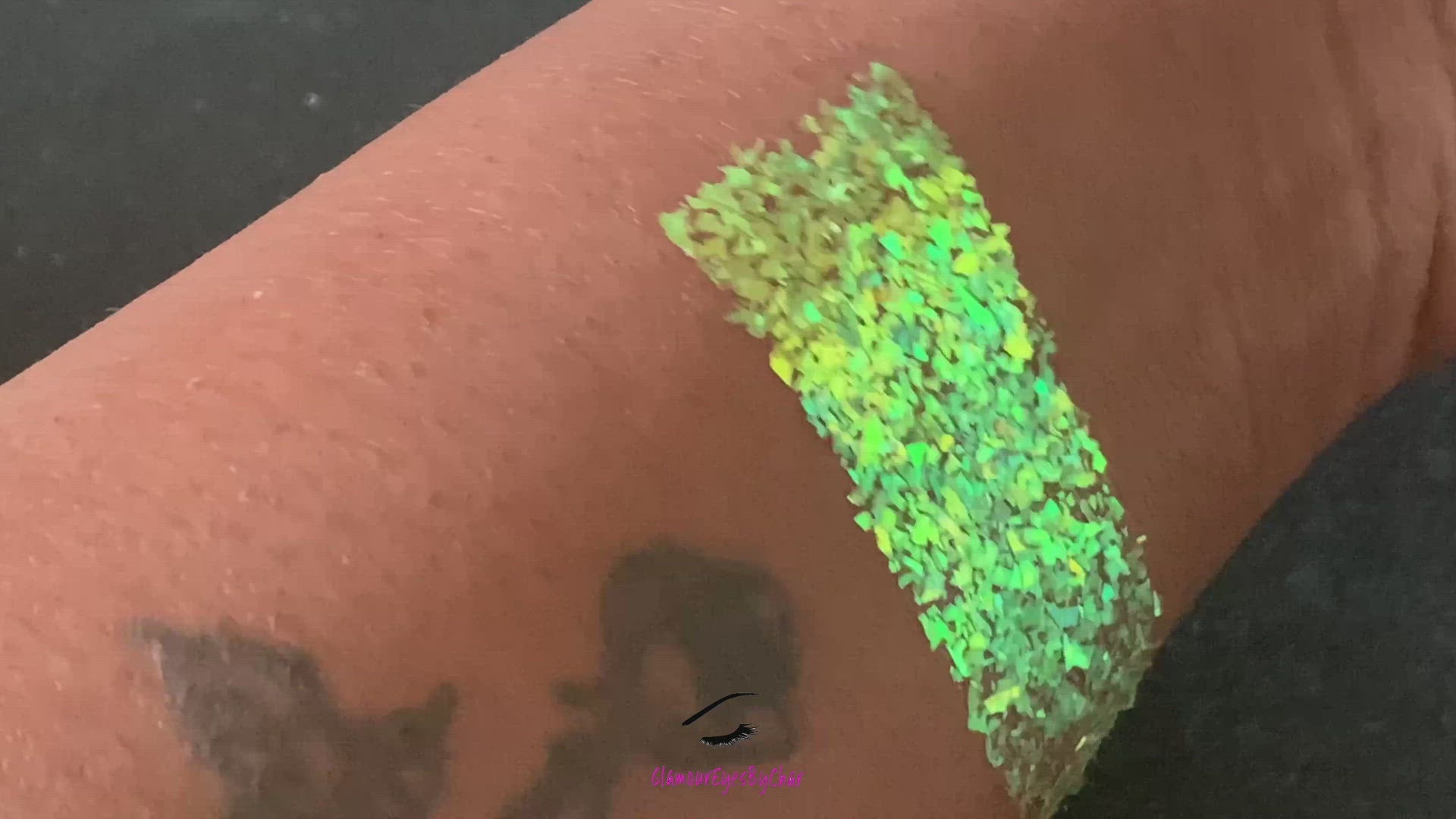 This glitter is called Greentini and is part of the cellophane glitter flakes collection. It consists of bright green iridescent glitter with golden reflects. Greentini is perfect for body and nail art, glitter slime, resin art or DIY projects. Comes in 5g jars only.