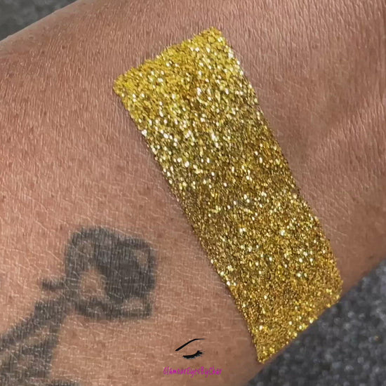 This glitter is called Gold Dust and is part of the simple glitter collection. It consists of true gold metallic glitter. Gold Dust can be used for your face, body, hair and nails. Available in 5g and 10g jars. 