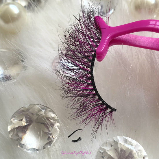 These 9D luxurious mink lashes are called Lovely and are 17-20mm in length. They add a subtle pop of colour to your eyes and are comfortable to wear on the lids. The thin lashband, makes the application process a breeze. Lovely are suitable for playful eye looks and can be worn up to 25 times if handled with care.