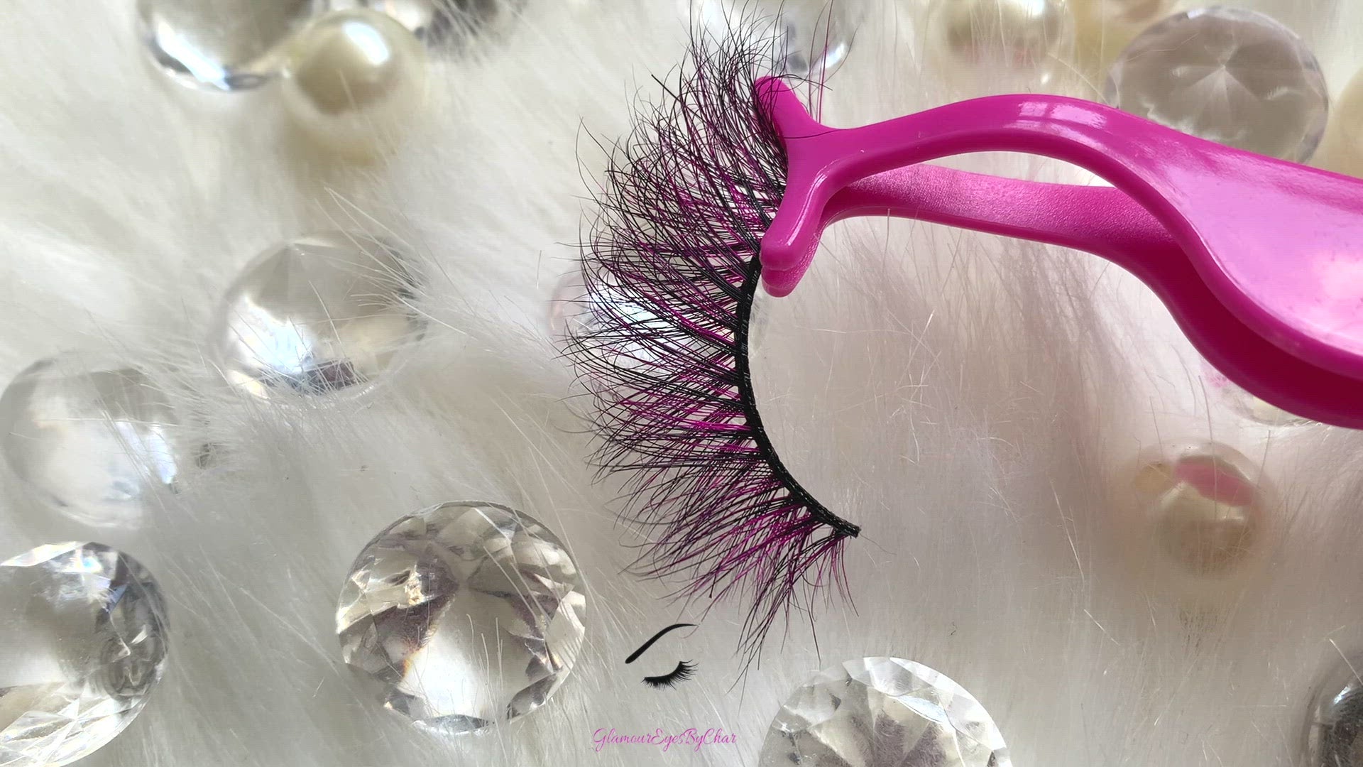 These 9D luxurious mink lashes are called Lovely and are 17-20mm in length. They add a subtle pop of colour to your eyes and are comfortable to wear on the lids. The thin lashband, makes the application process a breeze. Lovely are suitable for playful eye looks and can be worn up to 25 times if handled with care.