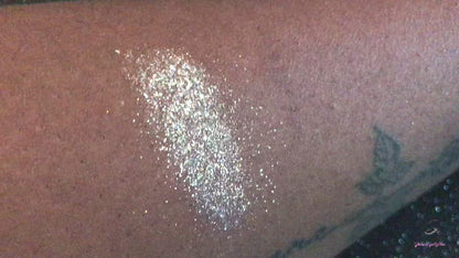 White Gold pigment is cosmetic grade, finely milled, and creates a high-level sparkle effect on the eyes  and nails. It looks white in our diamond jars but actually reflects gold. Did you know that it's also a dupe for the Reflects Gold glitter by MAC!  Comes in 5g jars only. Tip: Apply it to your collar bones, shoulders and anywhere that needs a touch of shimmer to really GLAMOUREYES your look.  