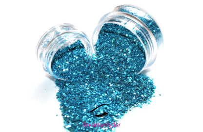 This glitter is called Caribbean Sea and is part of the chunky glitter collection. It consists of aqua blue metallic glitter and has a dazzling sparkle. Caribbean Sea can be used for your face, body, hair and nails. Comes in 5g and 10g jars. 