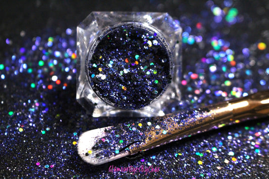 This glitter is called Cosmic Drip and is part of the chunky glitter collection. It consists of navy blue glitter with a holographic sparkle. It’s perfect to create a sexy smokey eye look. Cosmic Drip can be used for your face, body, hair and nails.