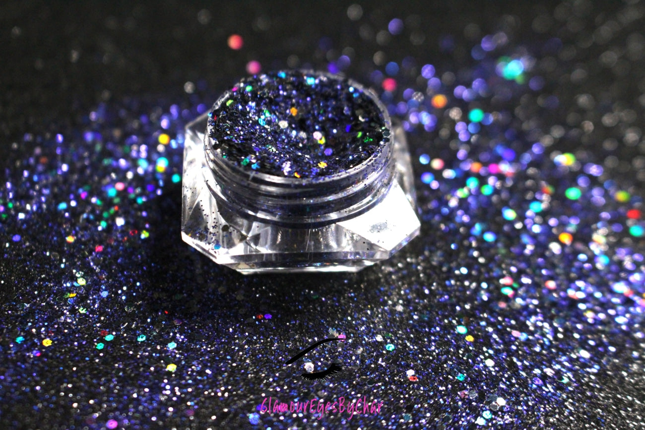 This glitter is called Cosmic Drip and is part of the chunky glitter collection. It consists of navy blue glitter with a holographic sparkle. It’s perfect to create a sexy smokey eye look. Cosmic Drip can be used for your face, body, hair and nails.