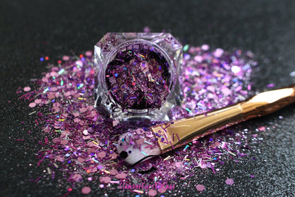 This glitter is called Cupcake and is part of the super chunky glitter collection.  It consists of lilac glitter with a silver holographic sparkle. Cupcake can be used for your face, body, hair and nails.  Comes in 5g jars only. 