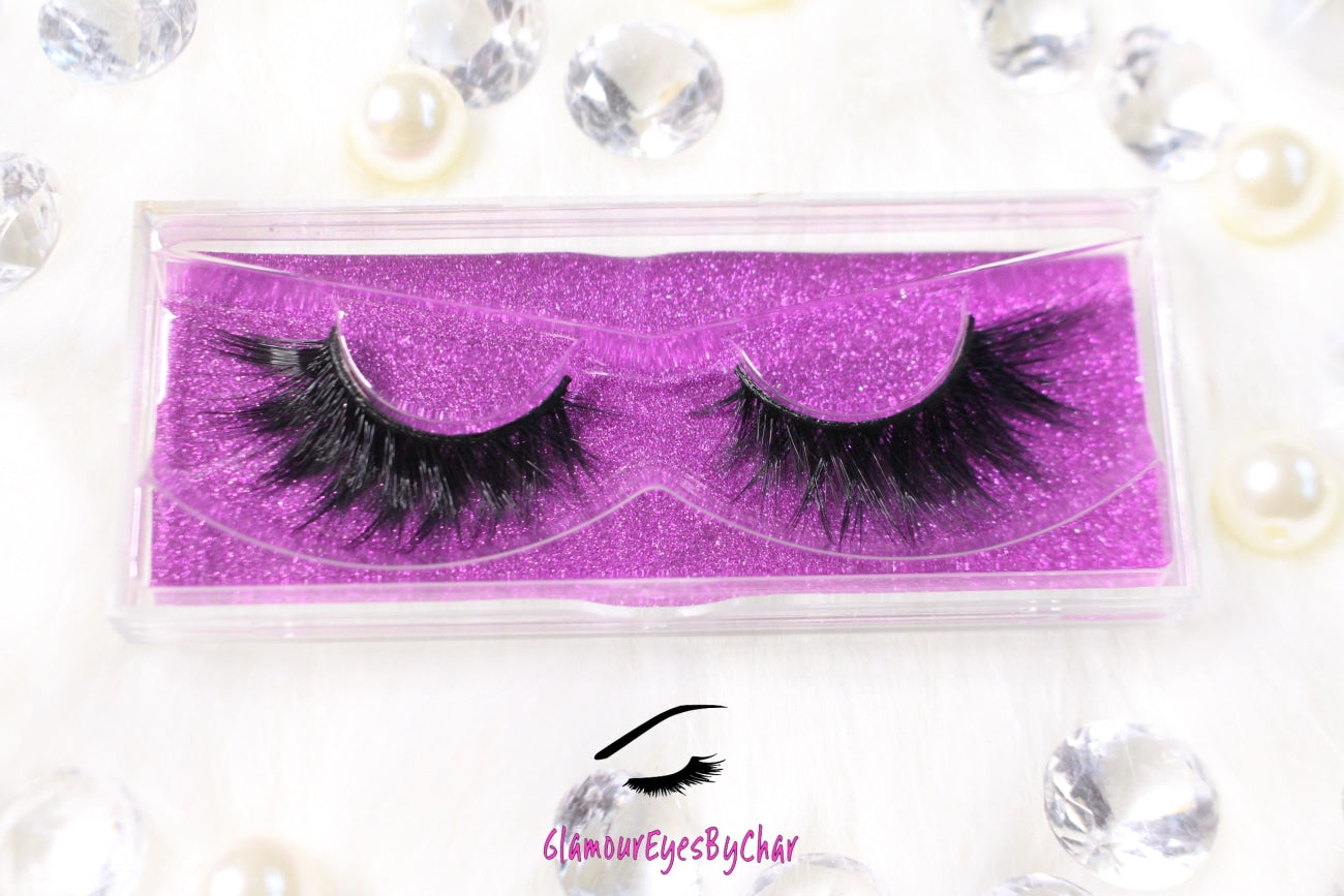 These 3D luxurious faux mink lashes are called Darling and are 10-15mm in length.They're shorter on the inner corner and longer on outer corner for the forever-glam winged out effect. These beauties are wispy, have a criss cross style, lightweight, and comfortable to wear on the lids. The thin lashband, makes the application process a breeze. Darling are suitable for everyday wear and can be worn up to 25 times if handled with care. 