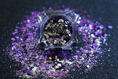 This chameleon glitter is called Daydream and is part of the super chunky glitter collection. It consists of purple glitter with a pale gold unique colour shifting sparkle. Daydream can be used for your face, body, hair and nails.  Comes in 5g jars only.