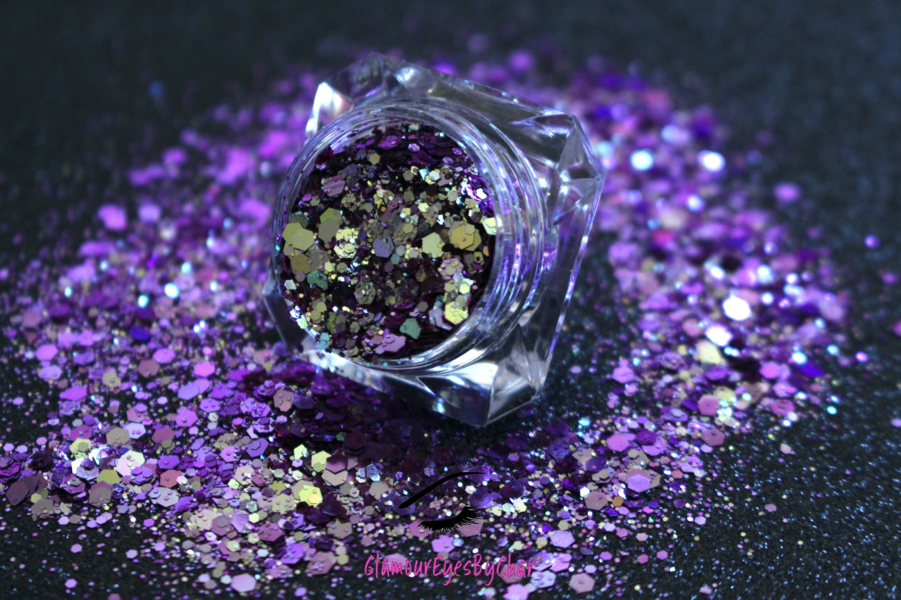 This chameleon glitter is called Daydream and is part of the super chunky glitter collection. It consists of purple glitter with a pale gold unique colour shifting sparkle. Daydream can be used for your face, body, hair and nails.  Comes in 5g jars only.