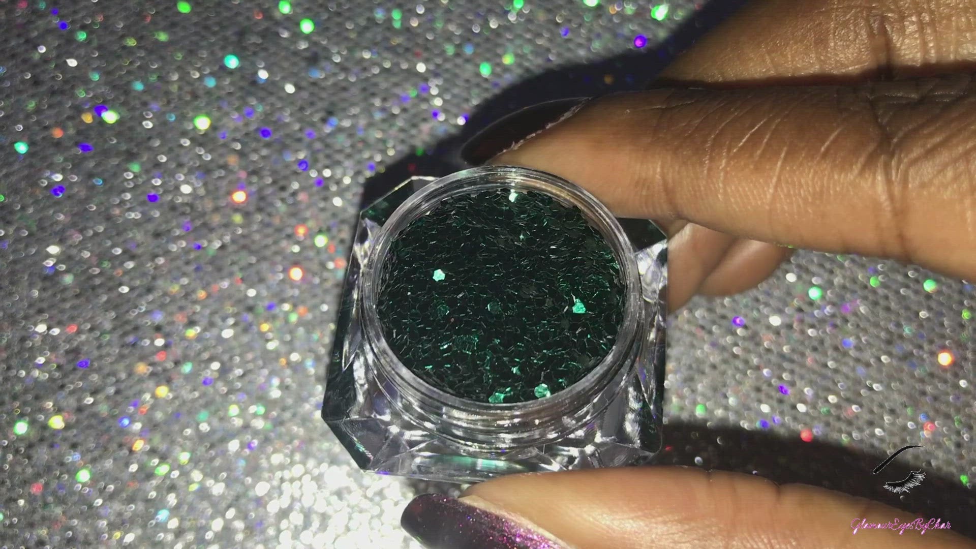 This glitter is called Pining For You and is part of the simple glitter collection. It consists of pine green glitter. Flake size is larger than fine and extra fine glitter.Pining For You can be used for your face, body, hair and nails.