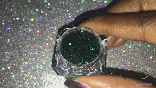 This glitter is called Pining For You and is part of the simple glitter collection. It consists of pine green glitter. Flake size is larger than fine and extra fine glitter.Pining For You can be used for your face, body, hair and nails.