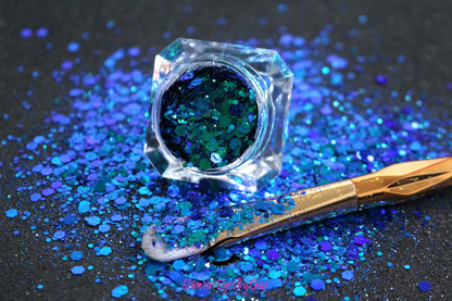 This chameleon glitter is called Deep Sea and is part of the super chunky glitter collection. It consists of royal blue glitter with a teal unique colour shifting sparkle. Deep Sea can be used for your face, hair, body and nail art, glitter slime, resin art or DIY projects.  Comes in 5g jars only.