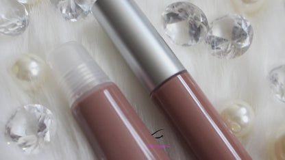 Perfect Nude is a gorgeous nude pink hydrating gloss. This gloss is also vegan, gluten-free, high shine, smooth and long lasting. It's made with premium rich ingredients to keep your lips soft, moisturized and luscious without feeling sticky. Perfect Nude is available in a squeeze tube and a wand tube (doe foot applicator) for a more precise application.