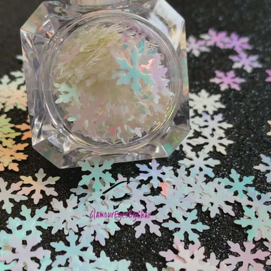 Snowflakes – Premium 9mm Iridescent Glitter Shapes
Part of our Holiday Collection, these delicate 9mm snowflakes shimmer in two enchanting iridescent colours. Perfect for adding a touch of cozy winter magic to your nail art and glitter slime.
Available in 5g jars only.