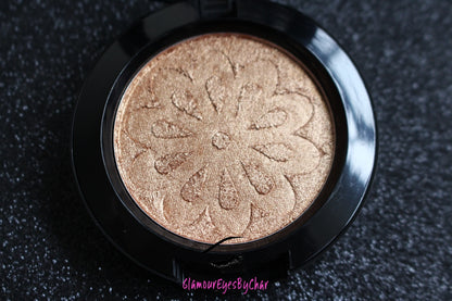 Egyptian Sand Glamlighter is a cool brown bronze shade which has been warmed up with golds and reds. It can be applied as a highlighter or an eyeshadow.