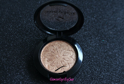 Egyptian Sand Glamlighter is a cool brown bronze shade which has been warmed up with golds and reds. It can be applied as a highlighter or an eyeshadow.