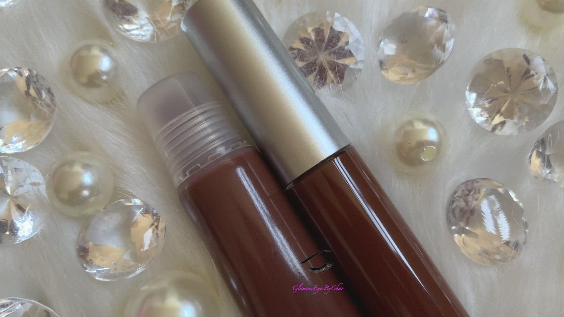 Jakki is a gorgeous chocolate brown hydrating gloss. This gloss is also vegan, gluten-free, high shine, smooth and long lasting. It's made with premium rich ingredients to keep your lips soft, moisturized and luscious without feeling sticky. Jakki is available in a squeeze tube and a wand tube (doe foot applicator) for a more precise application.