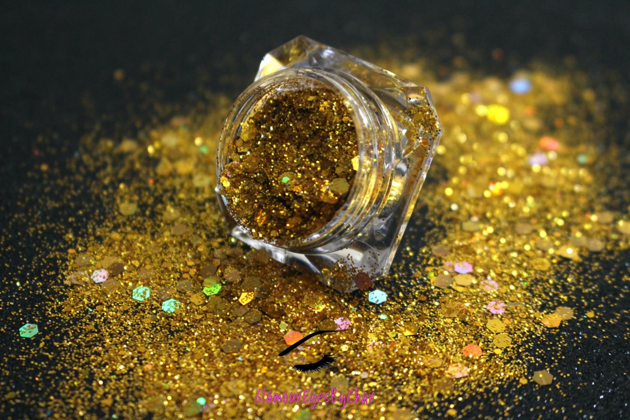 This glitter is called Gold Digger and is part of the super chunky glitter collection. It consists of true gold glitter with an extreme brilliance and a dazzling holographic sparkle. Gold Digger can be used for your face, body, hair and nails. Comes in 5g and 10g jars.