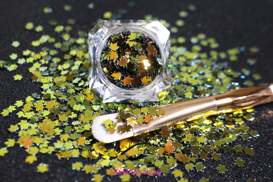 This glitter is called Green Maple Leafs and is part of the shaped glitters collection. It consists of green 4.0mm maple leafs with a golden bronze reflect. Green Maple Leafs is perfect for nail and body art.