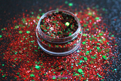 Holly Jolly – Premium Ruby Red and Emerald Green Glitter Mix
Part of our Holiday Collection, this festive blend of ruby red and emerald green glitter sparkles with merry holiday vibes. Holly Jolly can be used for all your creative looks, nail art, hair, and glitter slime.
Available in 5g jars only.