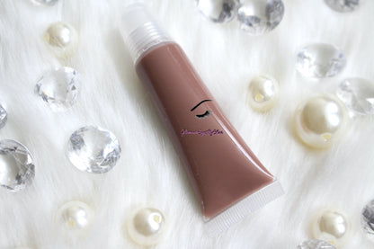 Perfect Nude is a gorgeous nude pink hydrating gloss. This gloss is also vegan, gluten-free, high shine, smooth and long lasting. It's made with premium rich ingredients to keep your lips soft, moisturized and luscious without feeling sticky. Perfect Nude is available in a squeeze tube and a wand tube (doe foot applicator) for a more precise application.