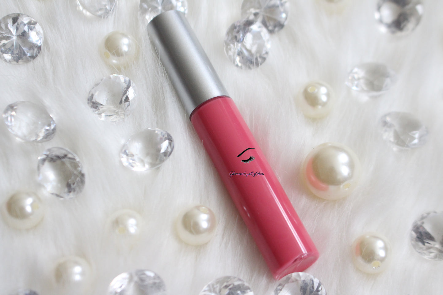 Strawberry Dream is a gorgeous pink hydrating gloss that smells just like her name. This gloss is also vegan, gluten-free, high shine, smooth and long lasting. It's made with premium rich ingredients to keep your lips soft, moisturized and luscious without feeling sticky. Strawberry Dream is available in a squeeze tube and a wand tube (doe foot applicator) for a more precise application.