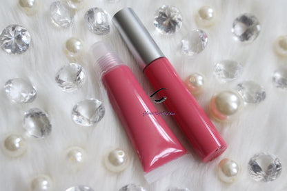 Strawberry Dream is a gorgeous pink hydrating gloss that smells just like her name. This gloss is also vegan, gluten-free, high shine, smooth and long lasting. It's made with premium rich ingredients to keep your lips soft, moisturized and luscious without feeling sticky. Strawberry Dream is available in a squeeze tube and a wand tube (doe foot applicator) for a more precise application.